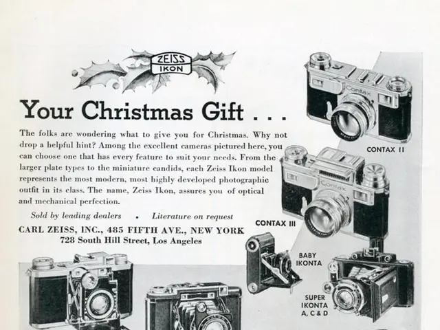 Leica devotee is left with trembling legs upon encountering the alluring Fujifilm GFX 100RF camera