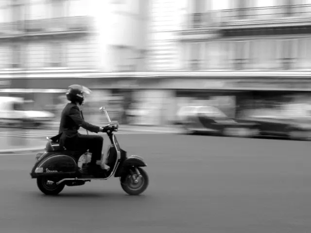 Electric scooter model Kinetic DX has arrived, presenting competition for Vida VX2