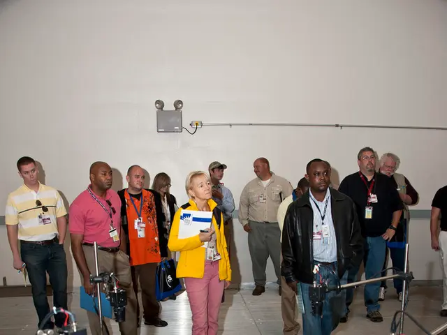 Revisiting Governance Structure in the Era of Artificial Intelligence Generation