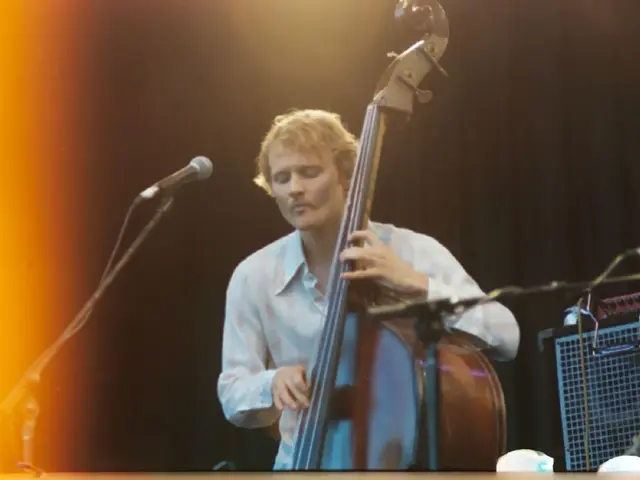 Skilled violinist gracefully navigates unexpected bow failure with poise and panache